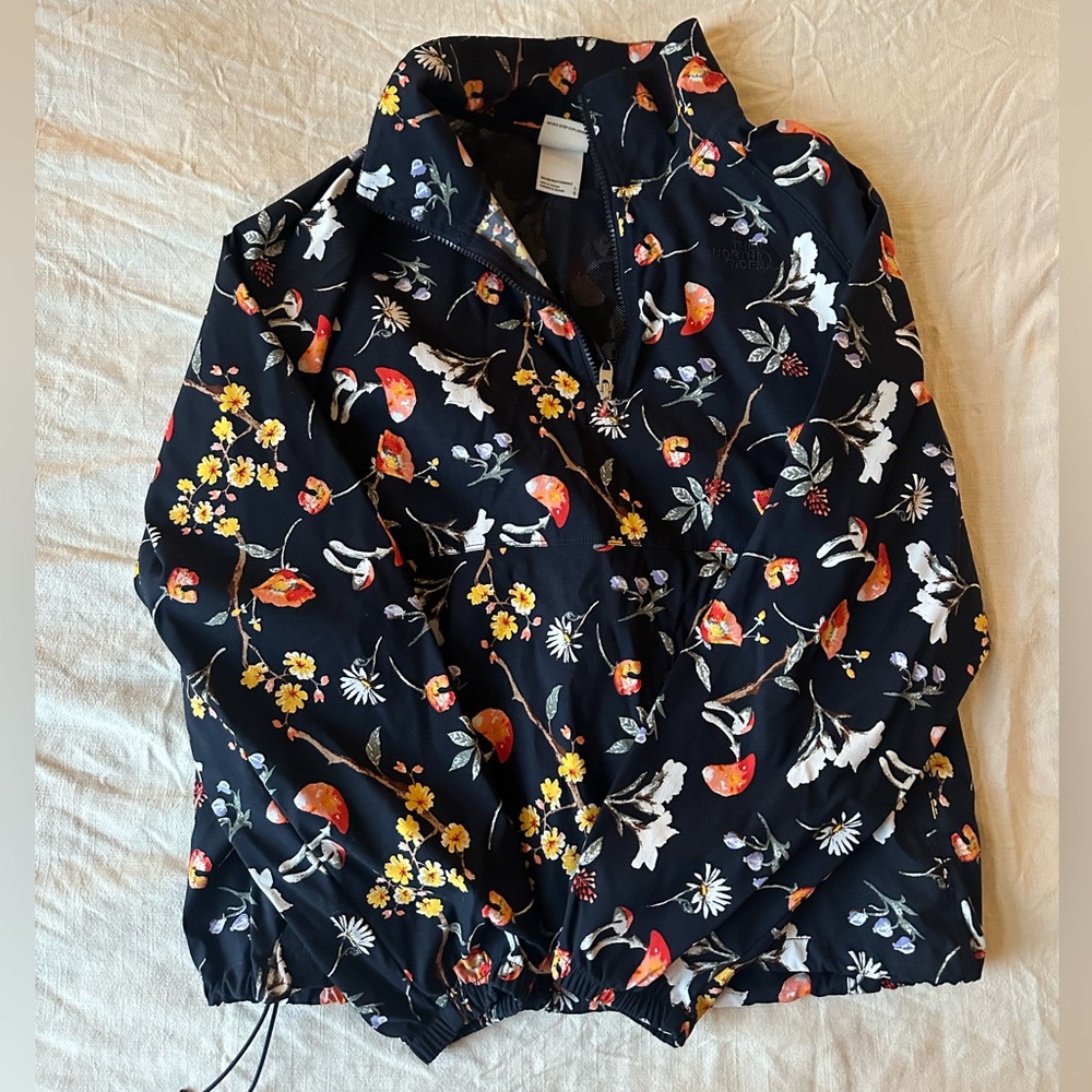 Wind breaker north face